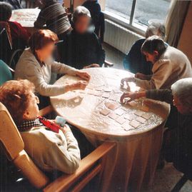 El Pinar abuelos jugando en la mesa