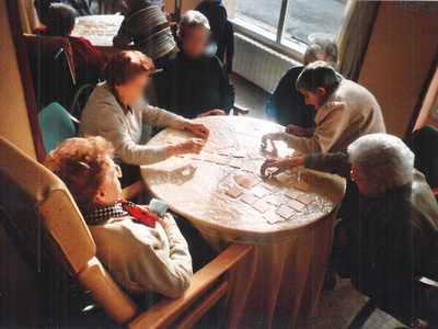 El Pinar abuelos jugando en la mesa